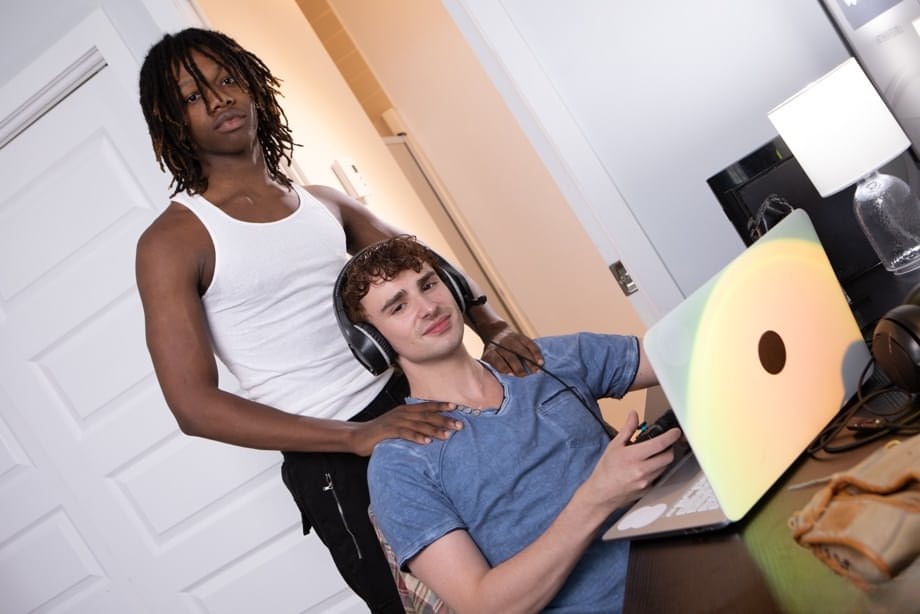 Barebacking Ryan Jacobs and Jade Desire in intense interracial gay hook-up - 1