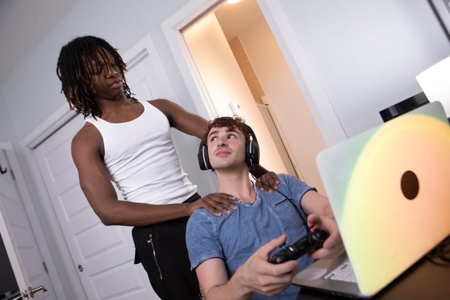 Barebacking Ryan Jacobs and Jade Desire in intense interracial gay hook-up - 2