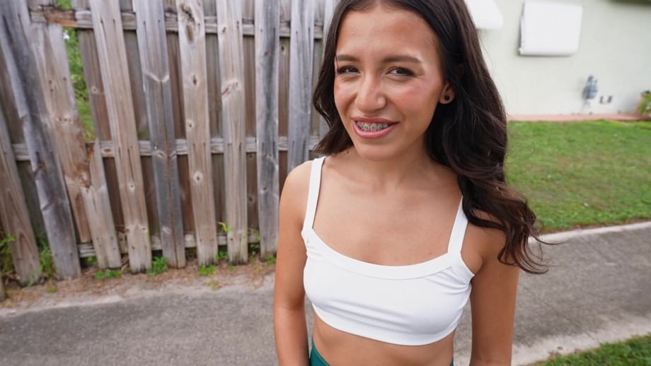 Amira Mae recibe embestidas de un musculoso semental negro en el coche - 15
