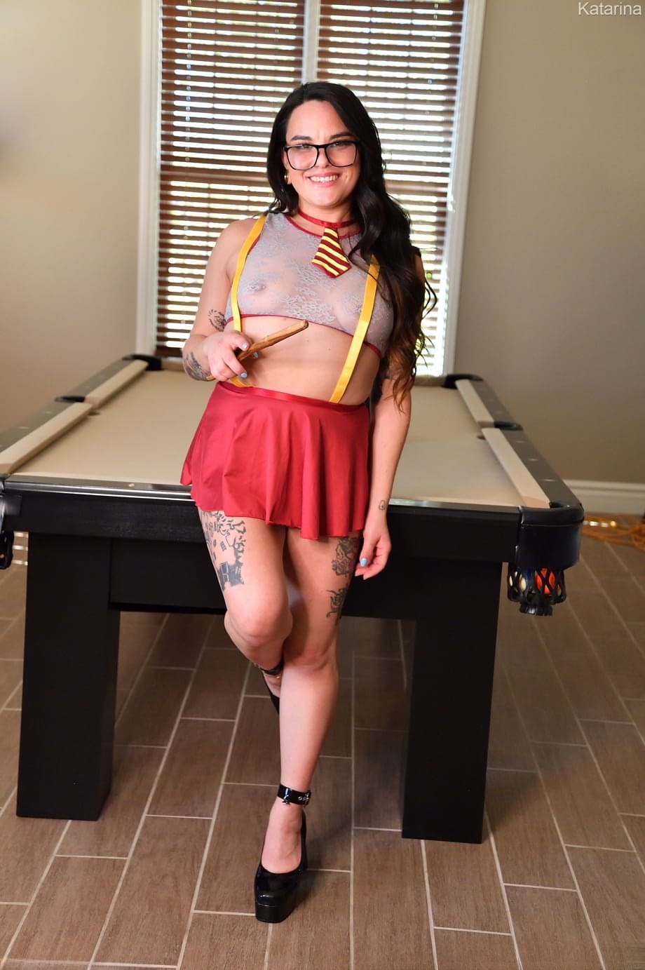 Katarina, la mamá milf regordeta, llega al clímax de forma ruidosa mientras frota su coño empapado contra el Sybian vibrando, exponiendo sus pequeños pechos en explícito detalle - 1