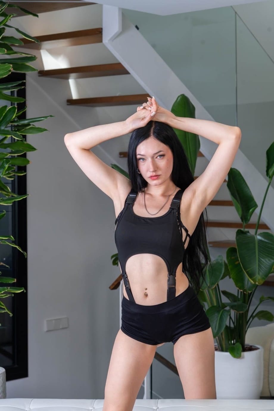 Mira a la sexy estrella porno europea Britney Dutch siendo follada con fuerza y luego salpicada de semen - 4