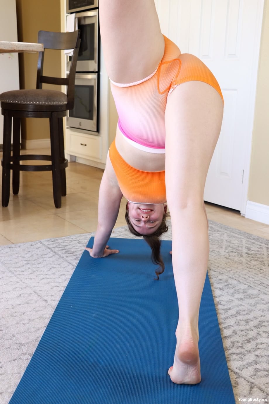 Riley Nixon ungida di olio sul suo tappetino yoga, ingoiando fino in fondo un cazzo pulsante e poi venendo scopata senza pietà - 4