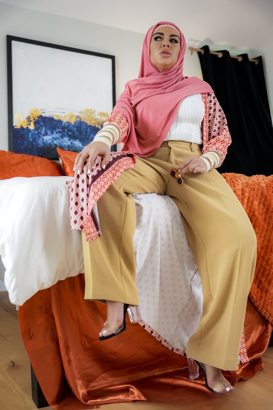 La focosa Vivian West si delizia in un bollente incontro indossando un hijab trasparente - 2