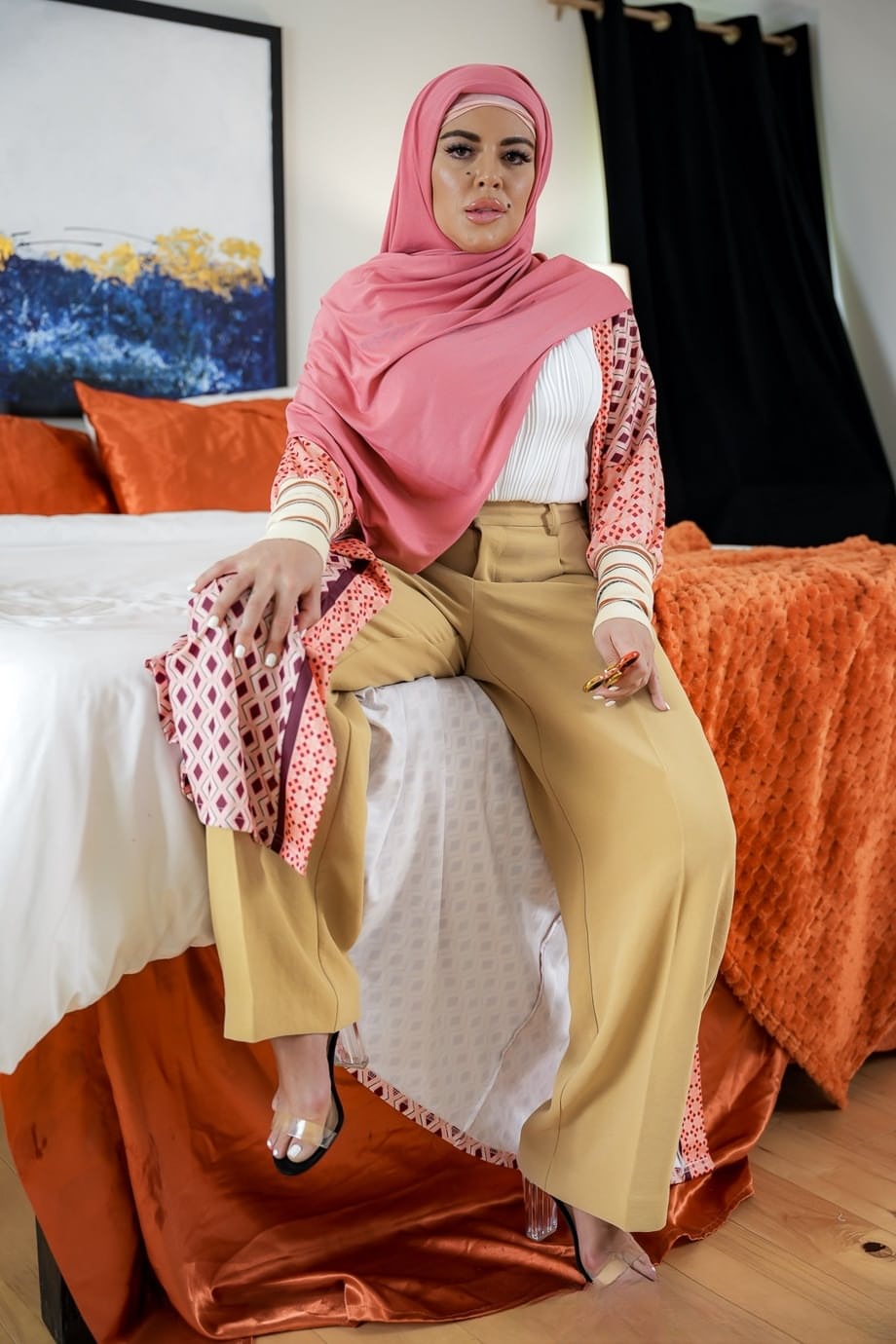 La focosa Vivian West si delizia in un bollente incontro indossando un hijab trasparente - 3