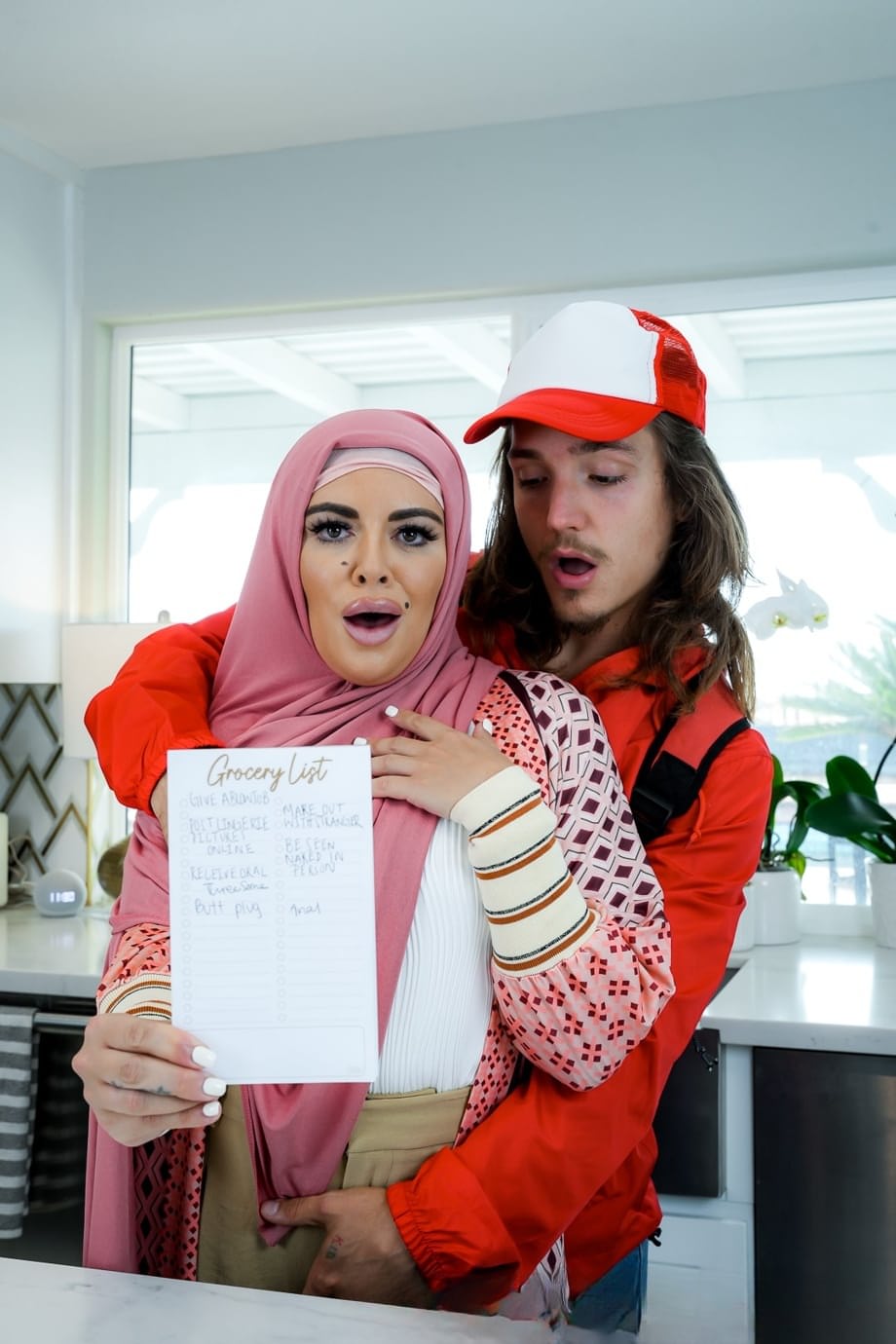 La focosa Vivian West si delizia in un bollente incontro indossando un hijab trasparente - 7