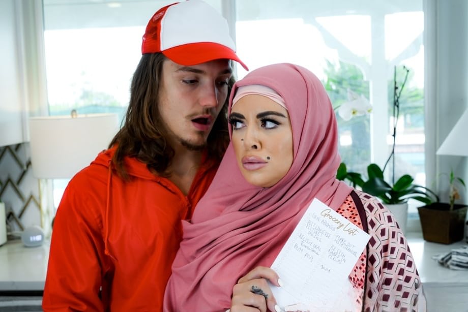 La focosa Vivian West si delizia in un bollente incontro indossando un hijab trasparente - 8