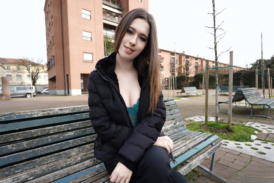 Romeo Mancini recibe una sensual paja con los pies de la diminuta adolescente italiana Mia De Vil - 2