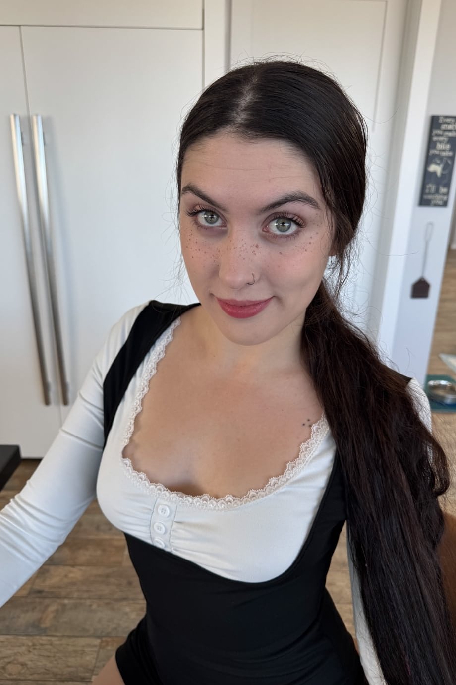 Daisy le rèveur taquine totalement nue, se préparant à une évasion sensuelle et exotique - 1