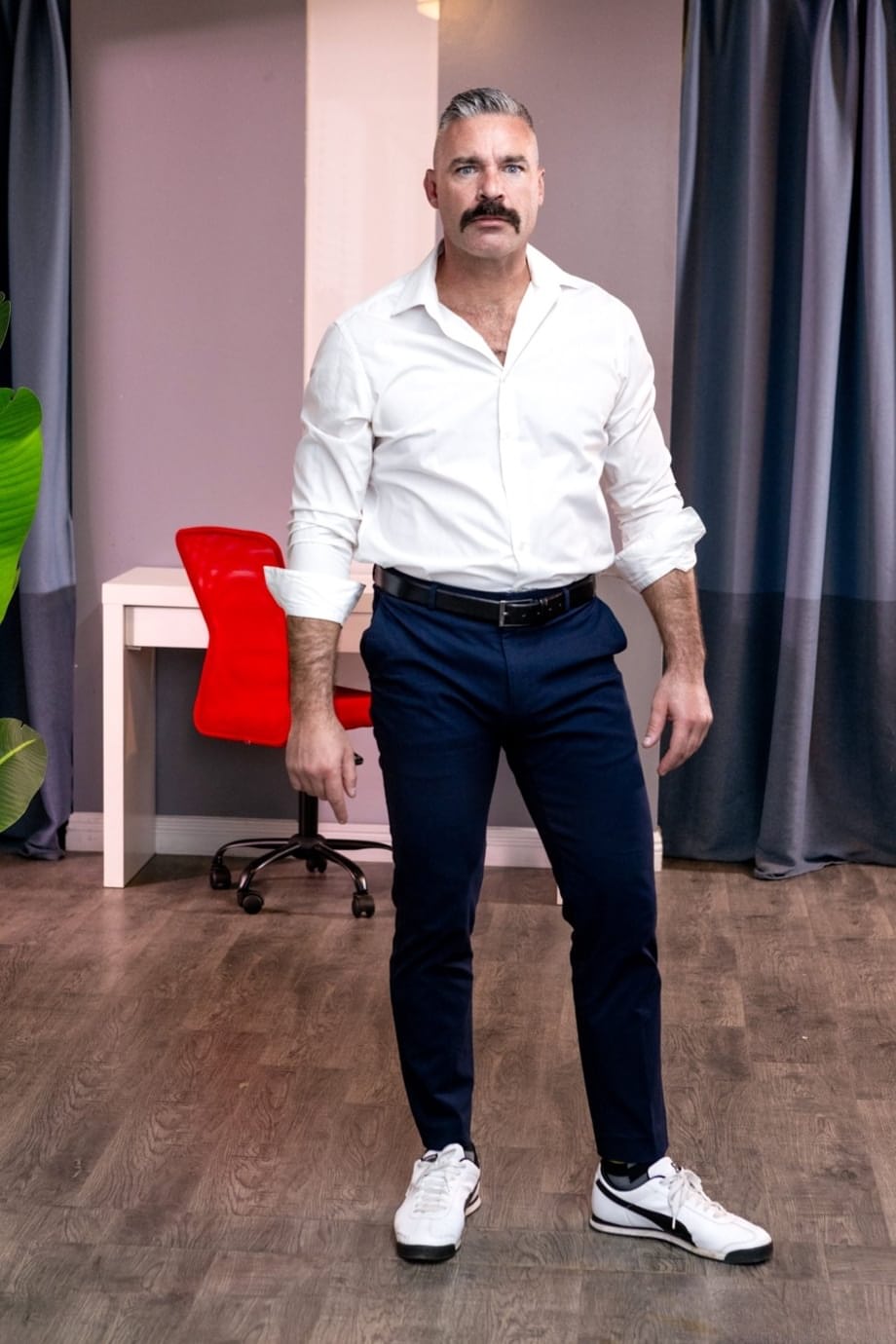Annie King muestra sus curvas perfectas en una minifalda ajustada antes de seducir a su compañero de trabajo - 7