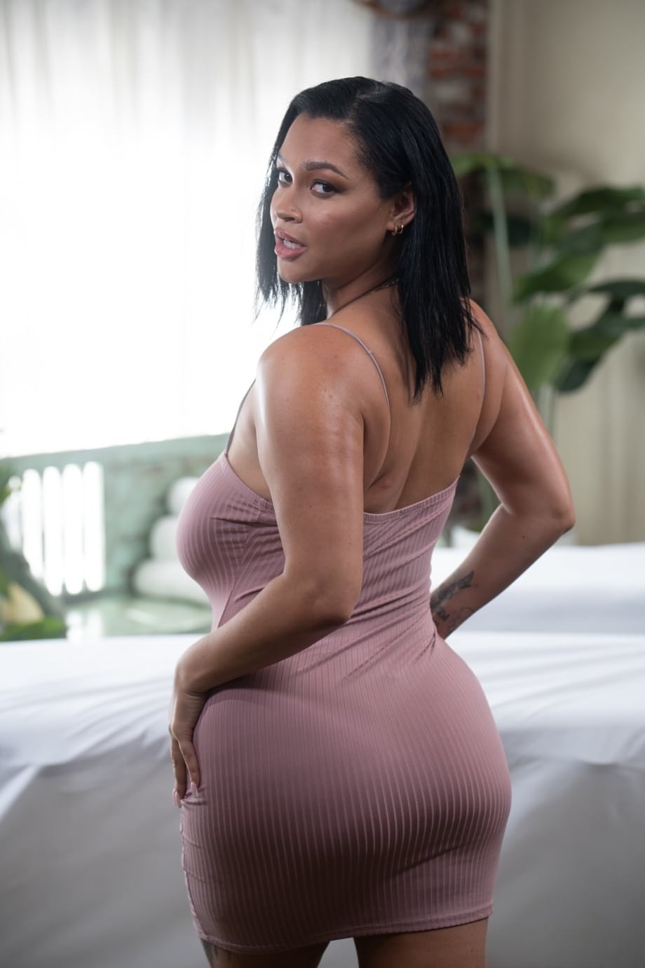 Ashlyn Peaks and two curvy babes reveal their voluptuous tits and asses then finger each other passionately - 3