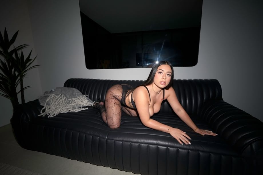 Melztube exhibe sus voluptuosas curvas de forma seductora en lencería negra - 7
