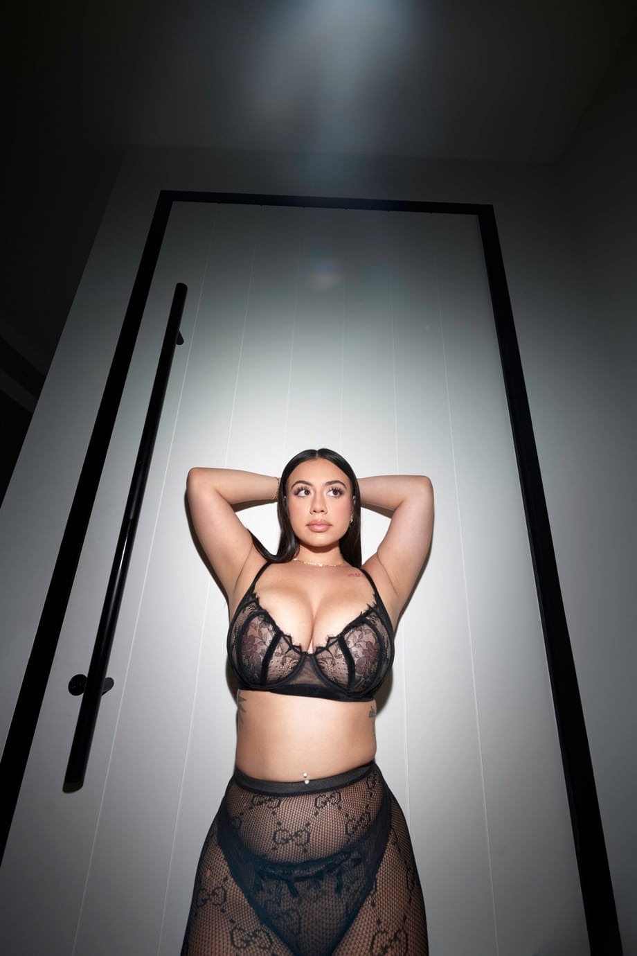 Melztube exhibe sus voluptuosas curvas de forma seductora en lencería negra - 17