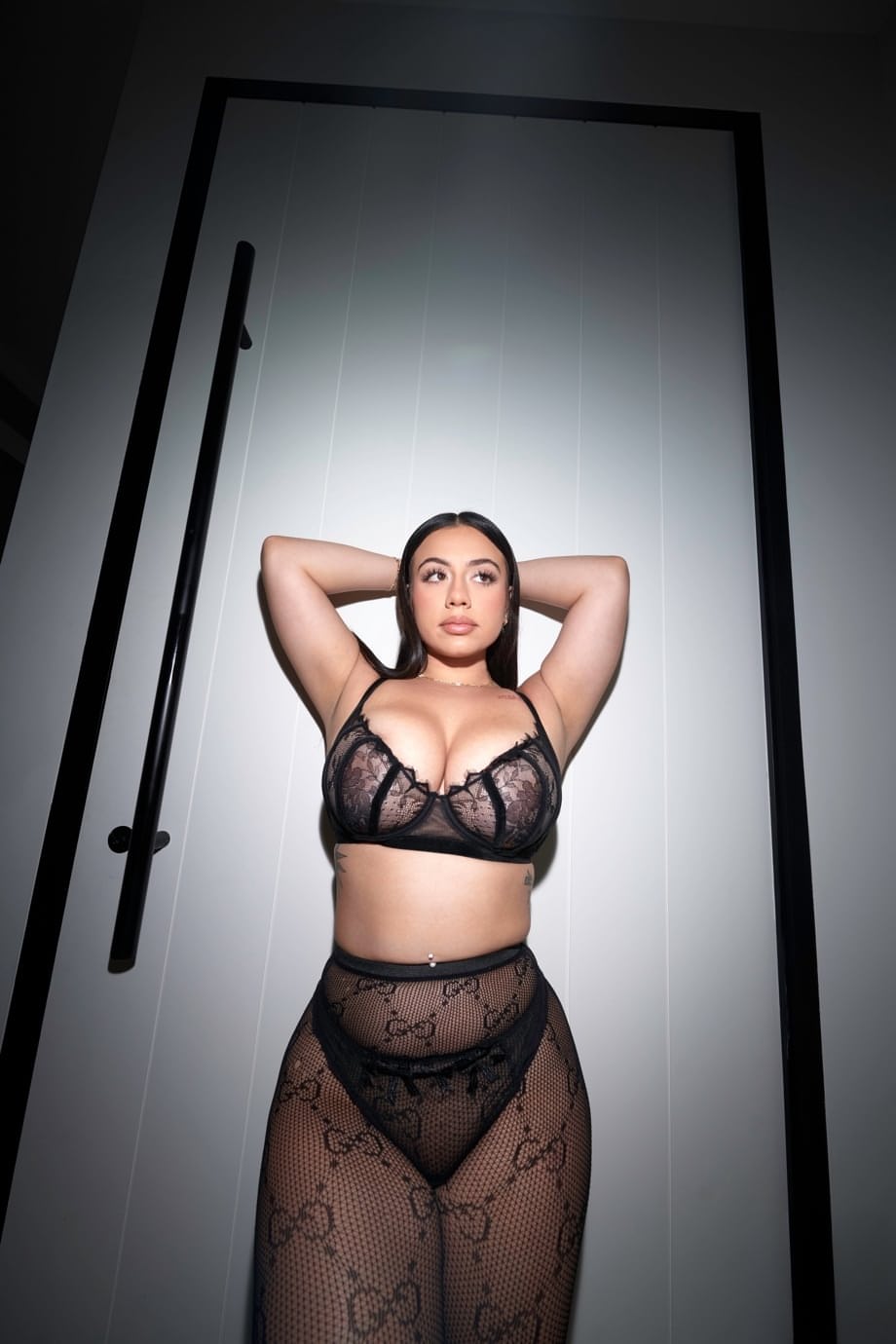 Melztube exhibe sus voluptuosas curvas de forma seductora en lencería negra - 18