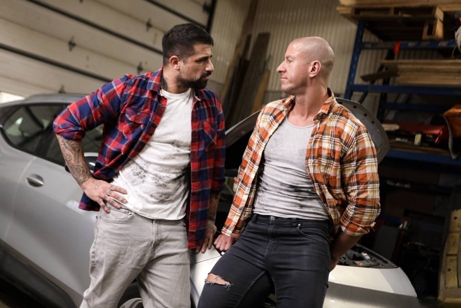 Cam Crawford et Alex Duca en séance torride dans le garage avec des bites palpitantes - 3