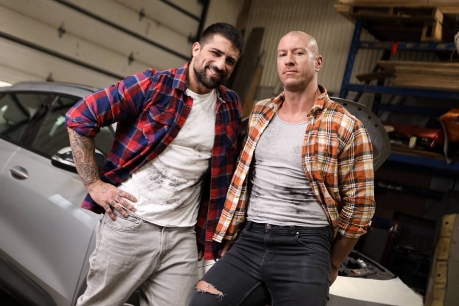 Cam Crawford et Alex Duca en séance torride dans le garage avec des bites palpitantes - 4