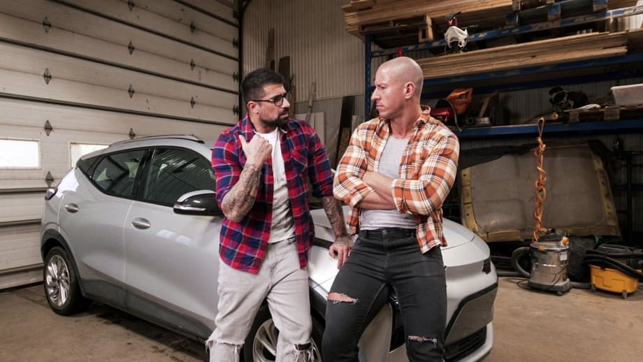 Cam Crawford et Alex Duca en séance torride dans le garage avec des bites palpitantes - 6