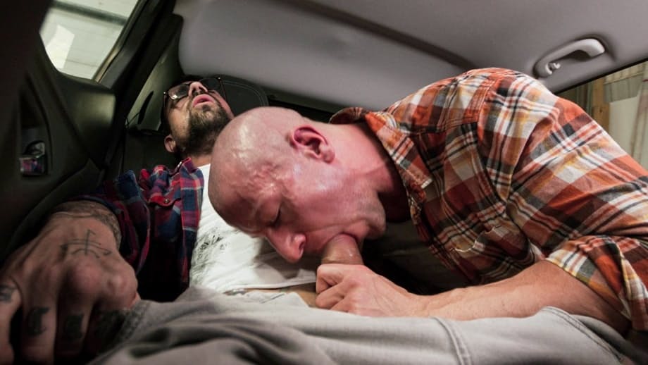 Cam Crawford et Alex Duca en séance torride dans le garage avec des bites palpitantes - 10