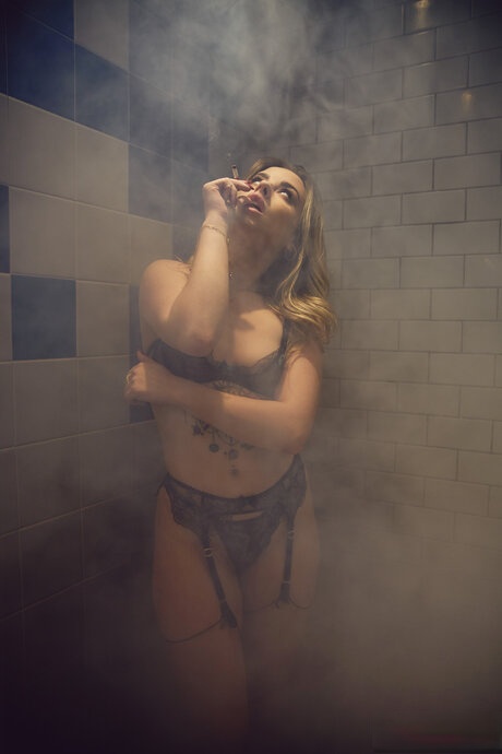 Dante Colle folla sin piedad a Anna Claire Clouds empapada con una doble penetración cruda y juegos sensuales de humo en la ducha - 4