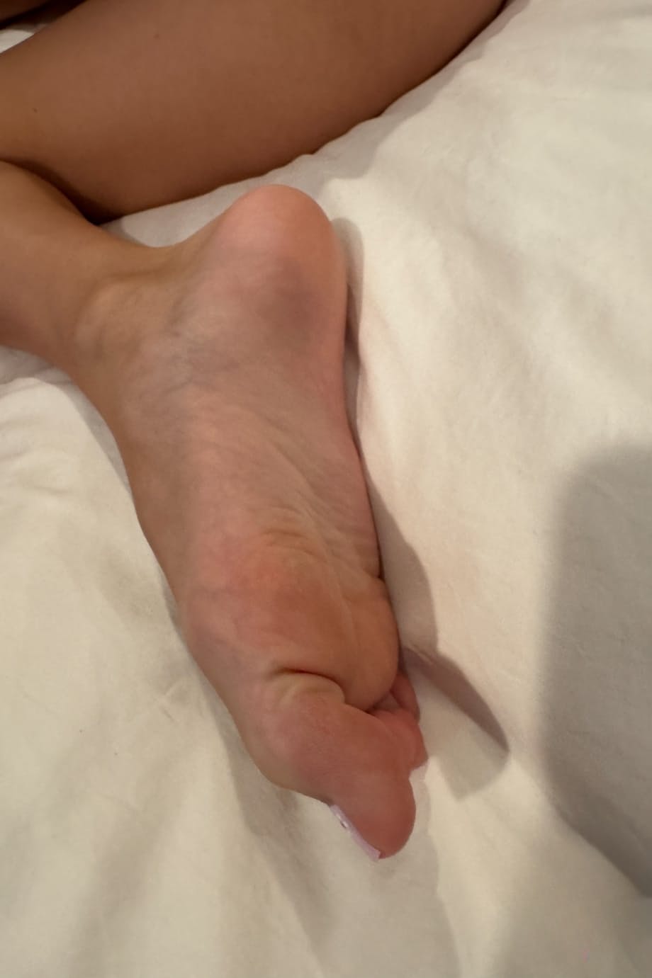 Summer Renee exposed: brunette spreading pussy after foot tease - 17