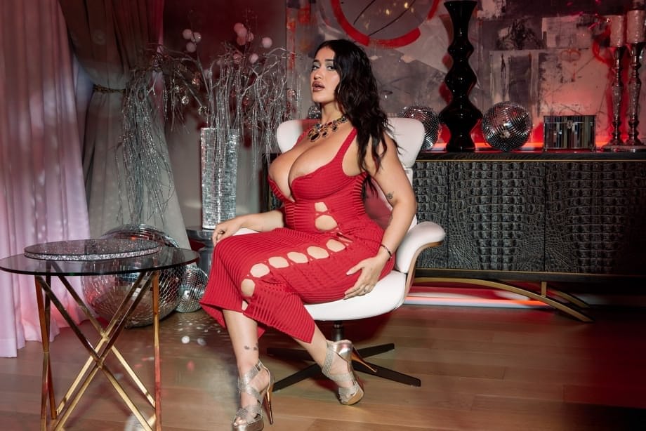 Nia Bleu sensuale strip tease che scopre il suo corpo sinuoso mostrando curve succulente e un culo succoso - 6