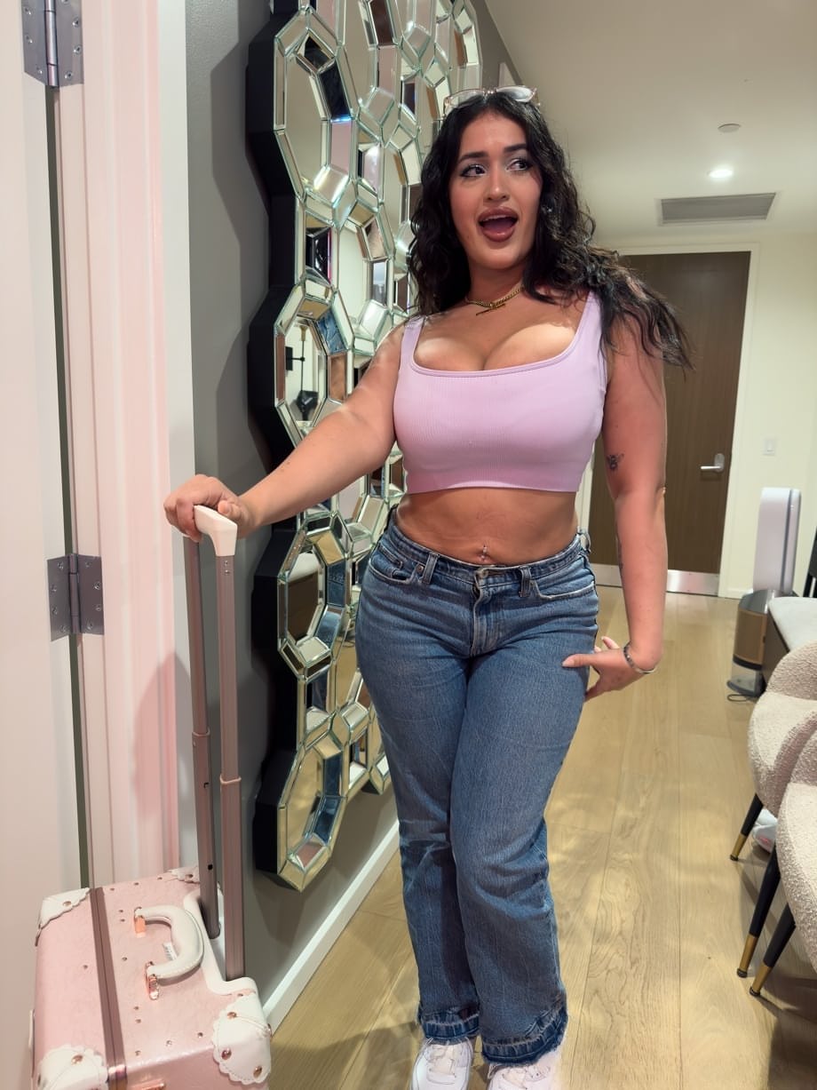 Nia Bleu sensuale strip tease che scopre il suo corpo sinuoso mostrando curve succulente e un culo succoso - 16