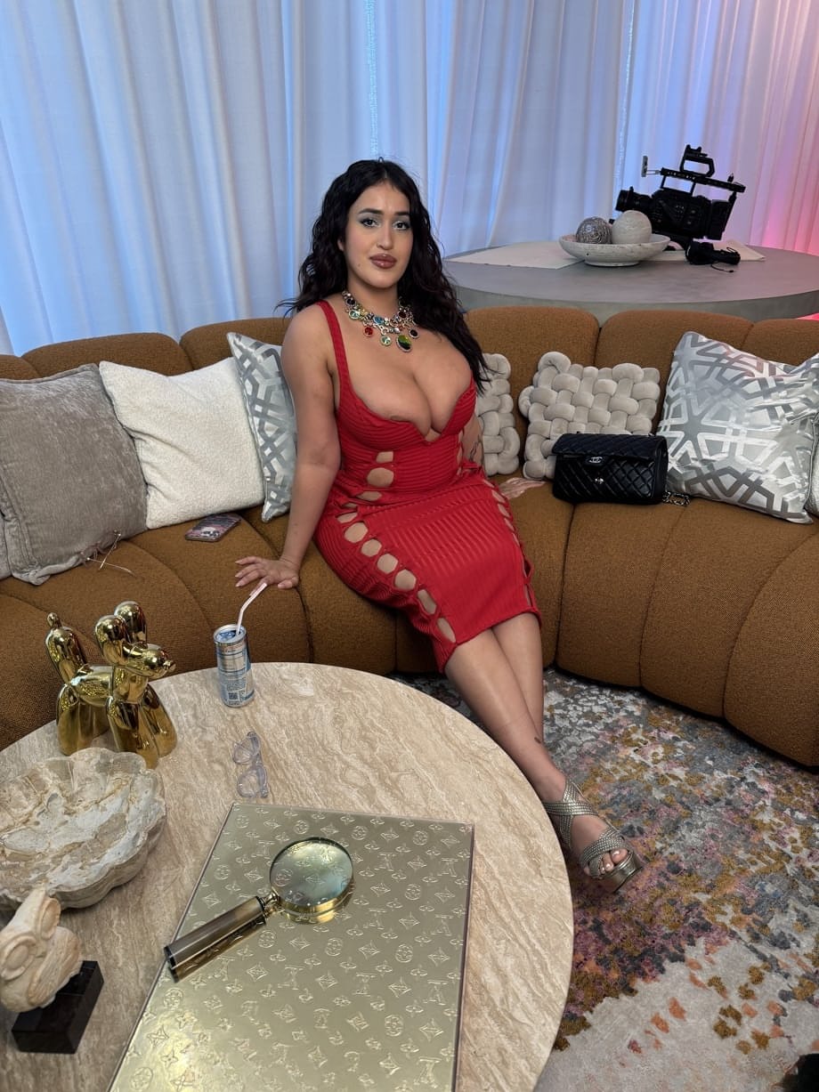 Nia Bleu sensuale strip tease che scopre il suo corpo sinuoso mostrando curve succulente e un culo succoso - 17