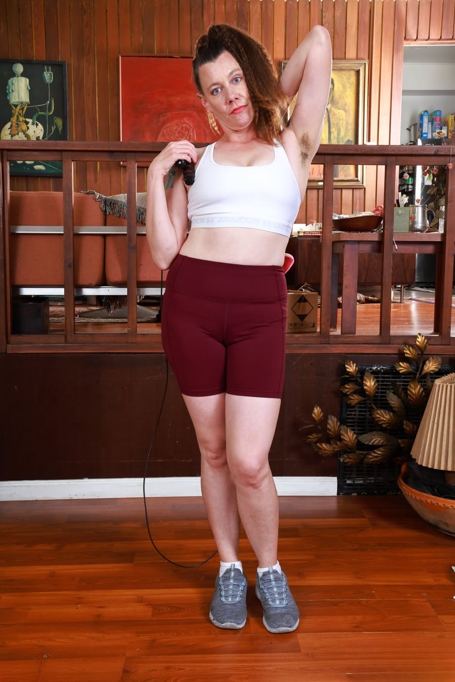 Elizabeth se desviste seductoramente mientras realiza una intensa sesión de ejercicios con zapatillas - 2