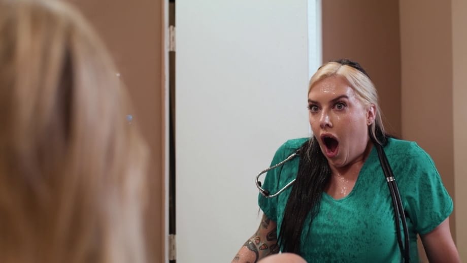 Cubbi Thompson e lesbiche formose esplodono in un selvaggio trio clinico - 11