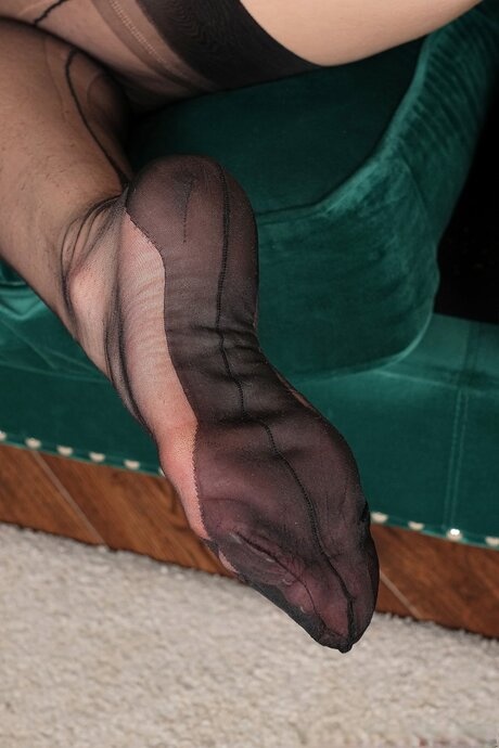 Amalia Davis portant des collants de nylon très fins exposant fièrement ses seins gigantesques et sa chatte lisse et rasée - 19