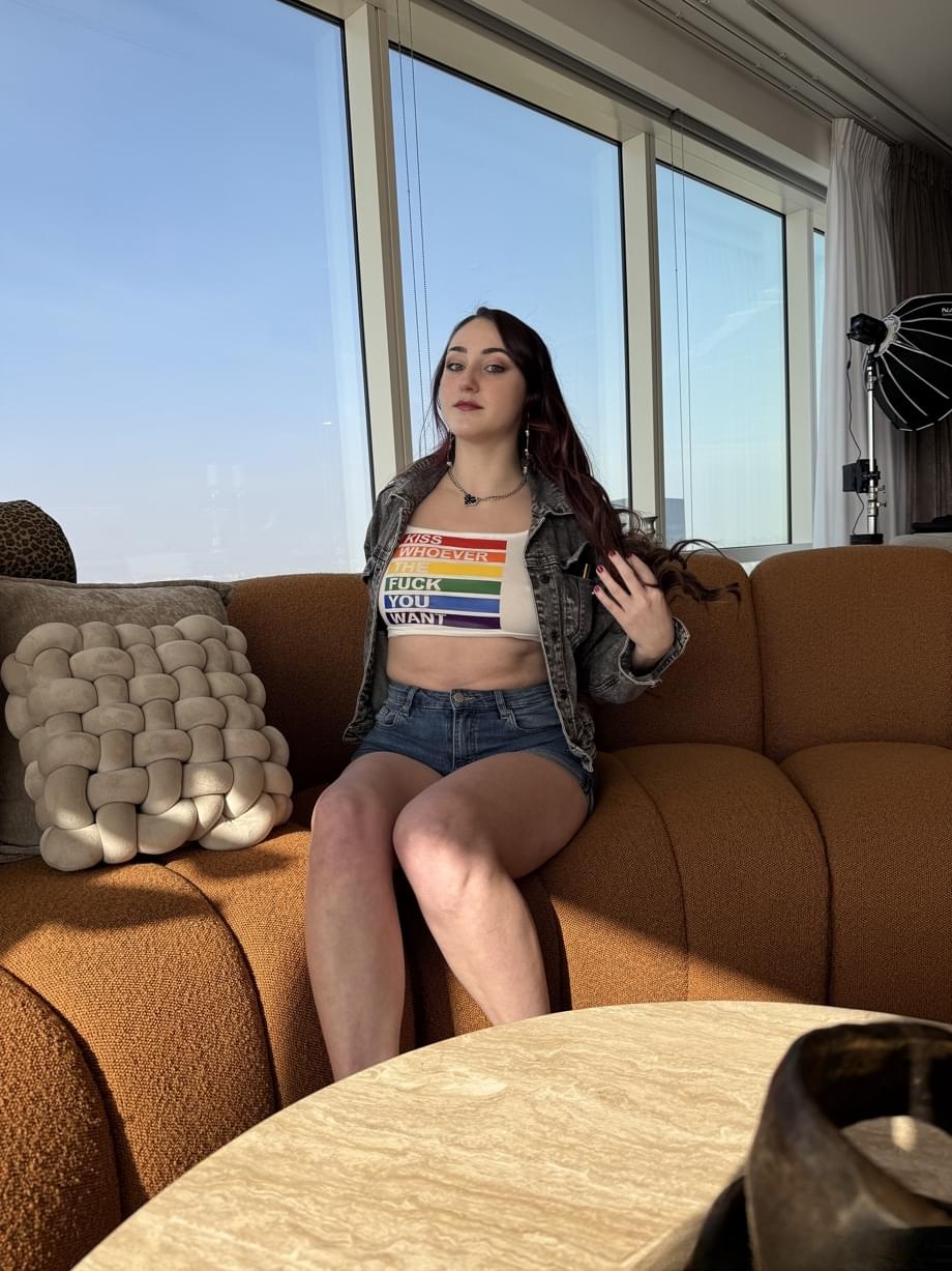 Doxy's kitchen solo as she exposes her perfect perky tits for viewers - 4