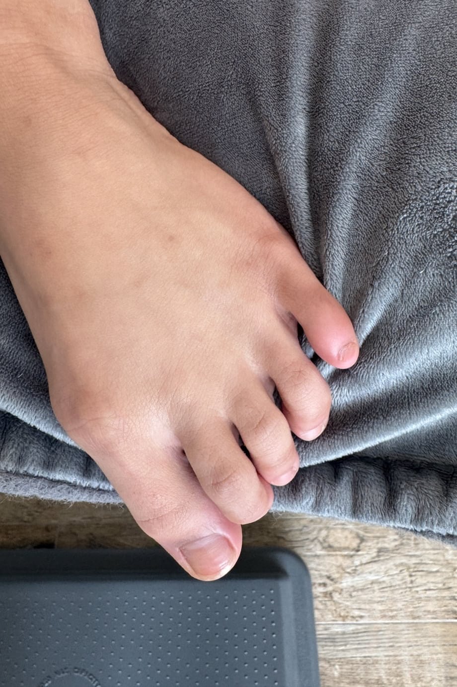 Kate Legend l'amateur espone la sua fica liscia per poi mostrare le sue piante dei piedi nude - 15