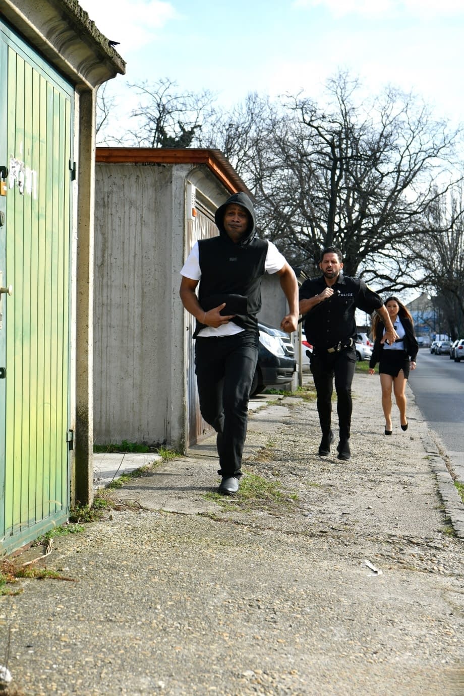 Sbriga curvy Darrell preso crudo e senza pietà da un tag-team IR anale nell'oscurità totale - 5
