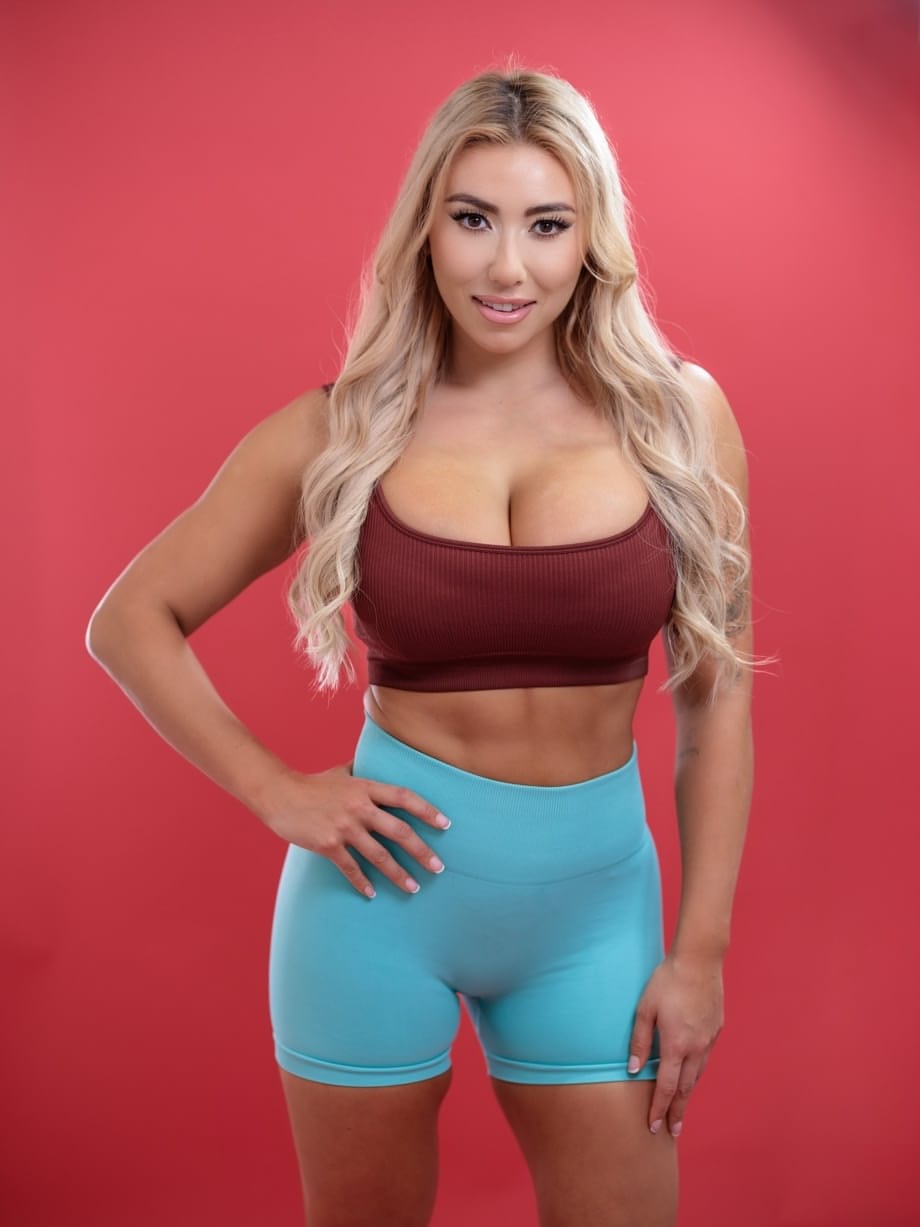 Cyber poupée blonde pulpeuse et excitée couverte d'une charge collante après une baise passionnée et intense - 21