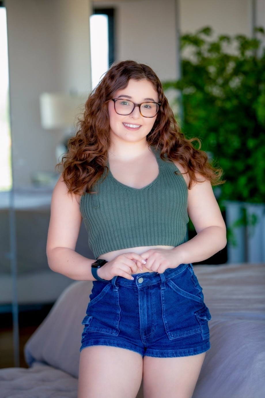 La curvilínea Leana Lovings con gafas, murmurando obscenidades mientras hace una mamada profunda, para luego ser follada por su cachondo hermanastro. - 1