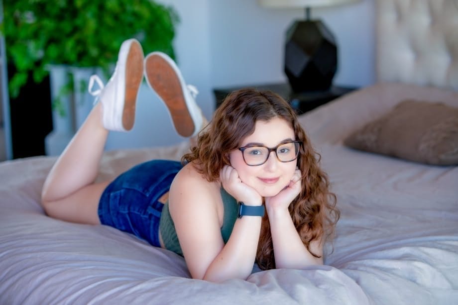 La curvilínea Leana Lovings con gafas, murmurando obscenidades mientras hace una mamada profunda, para luego ser follada por su cachondo hermanastro. - 2