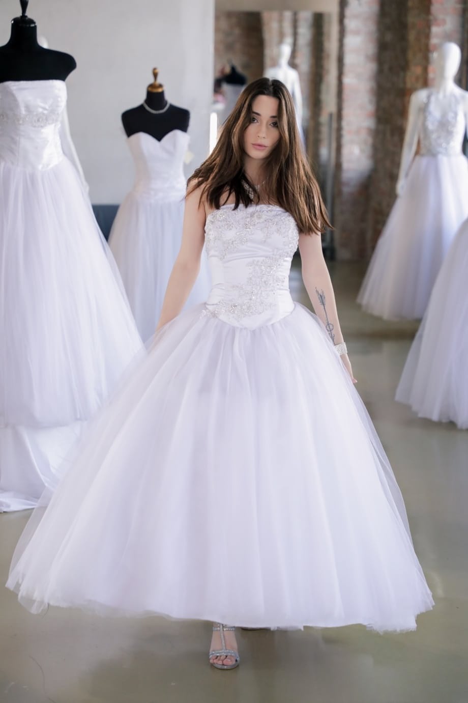 Angel Blade joue la fiancée cochonne qui se fait défoncer dans cette boutique de mariée par son chanceux amant - 1