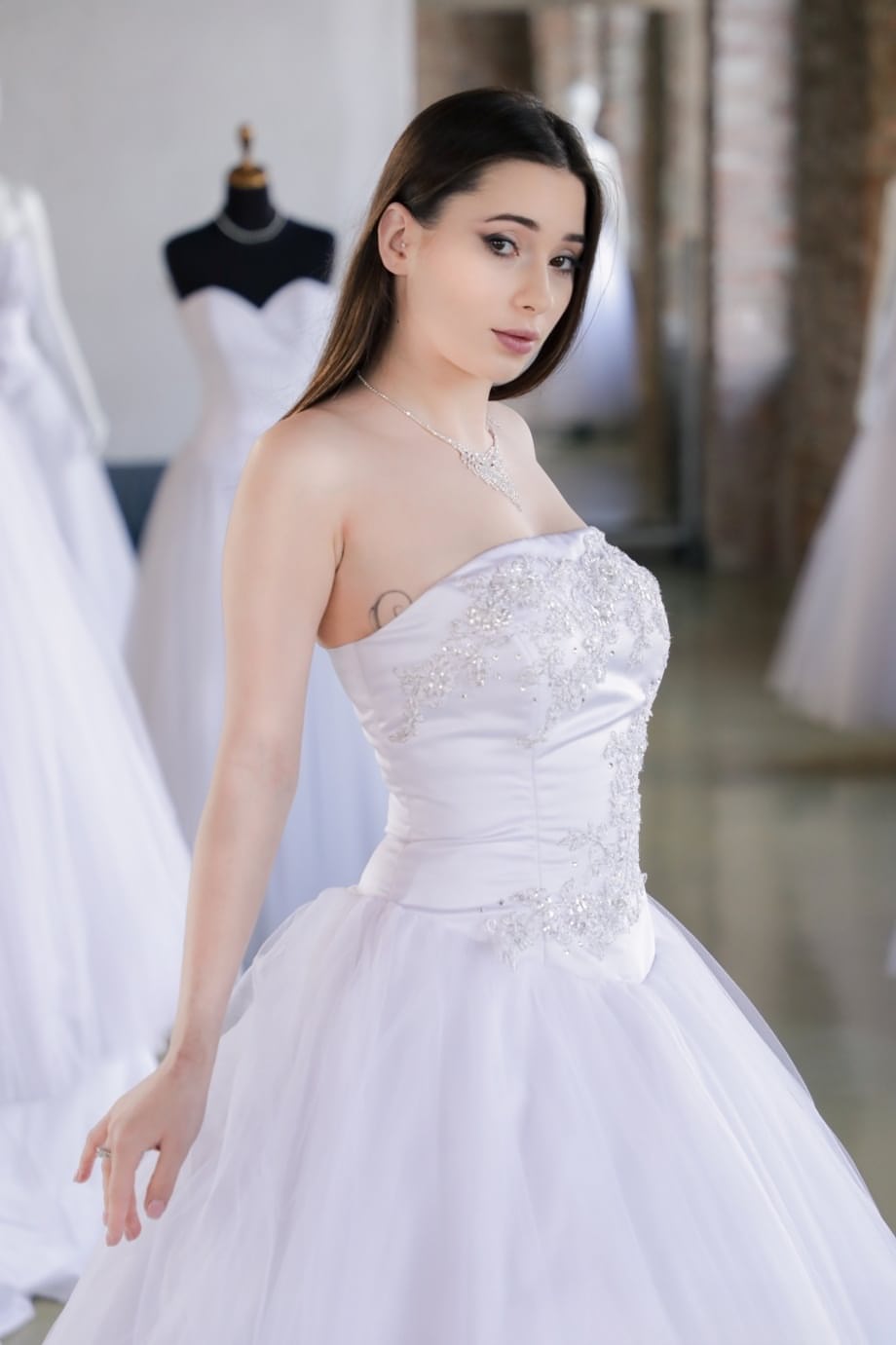 Angel Blade joue la fiancée cochonne qui se fait défoncer dans cette boutique de mariée par son chanceux amant - 2