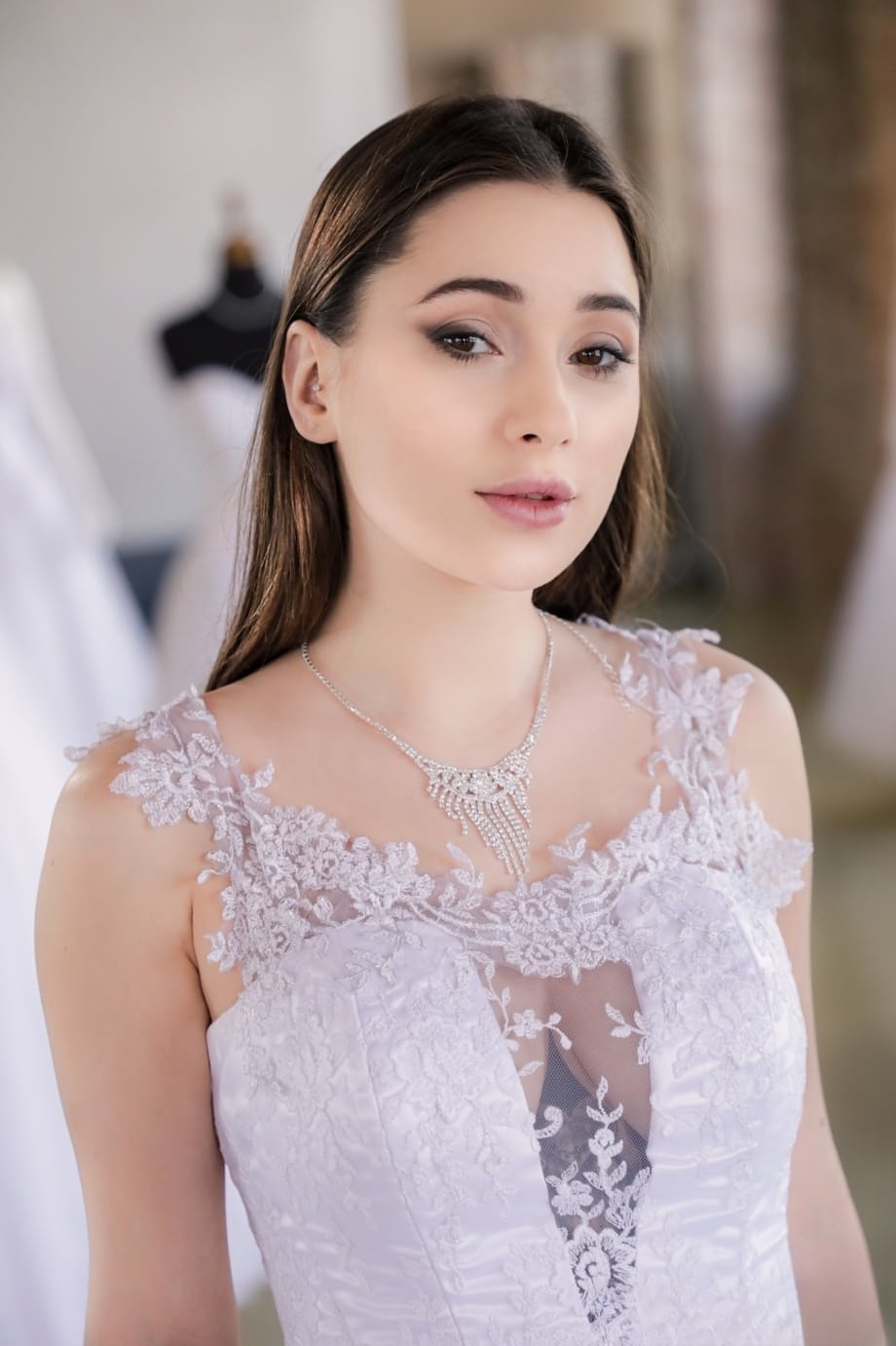 Angel Blade joue la fiancée cochonne qui se fait défoncer dans cette boutique de mariée par son chanceux amant - 3
