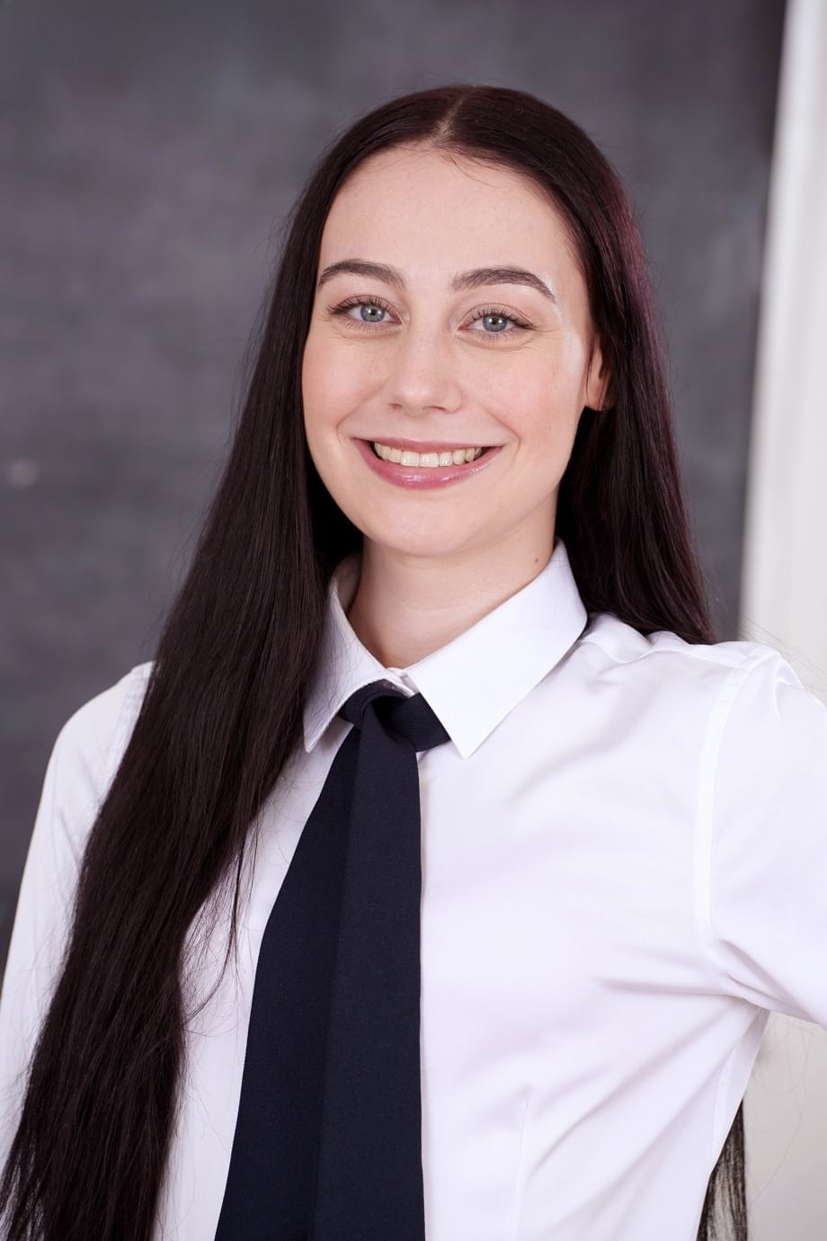 Guarda la bionda studentessa Dolly Paige che allarga sulla scrivania la sua fessura depilata e stretta - 1