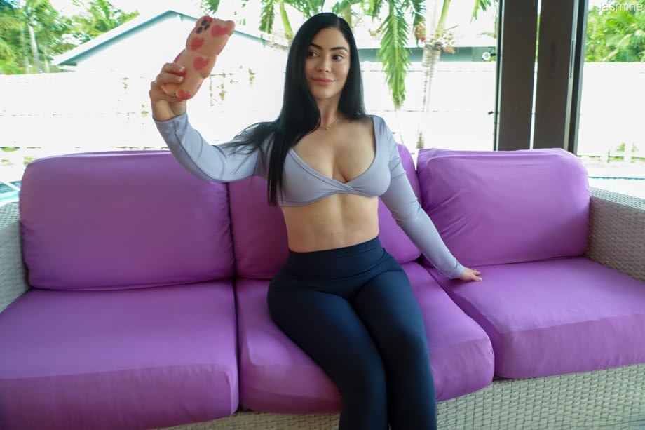 El striptease amateur definitivo de Jasmine Vega presume de sus enormes tetas y su jugoso culo - 1