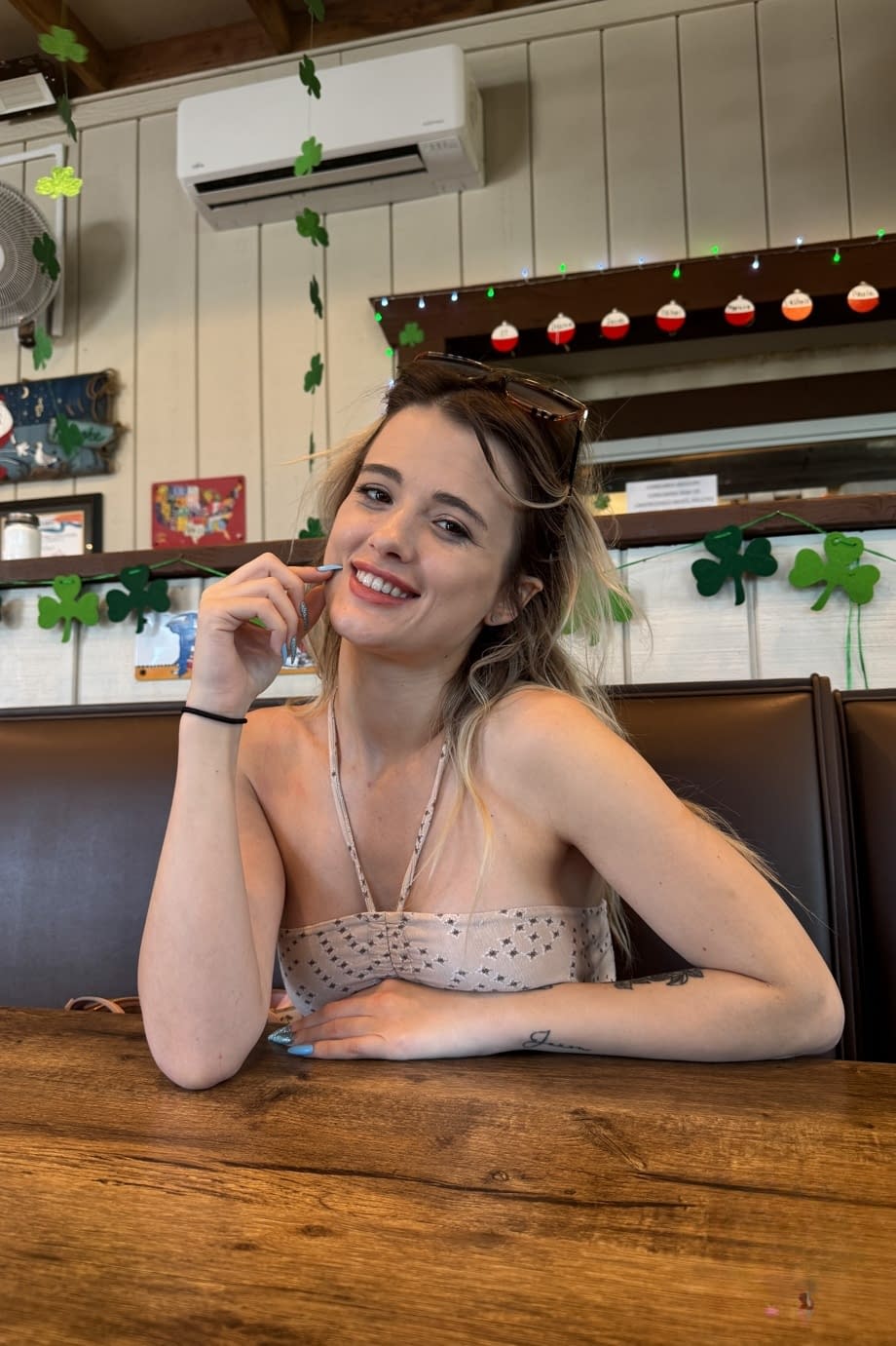Nicole Nichols provoca del tutto nuda, mostrando la sua fica bagnata e le tette perfette dal balcone pubblico - 1