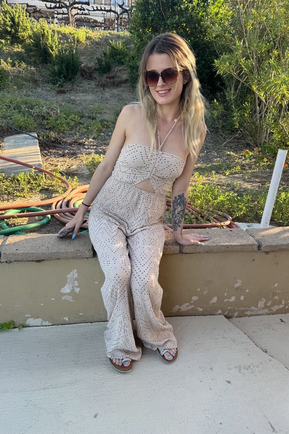 Nicole Nichols provoca del tutto nuda, mostrando la sua fica bagnata e le tette perfette dal balcone pubblico - 6
