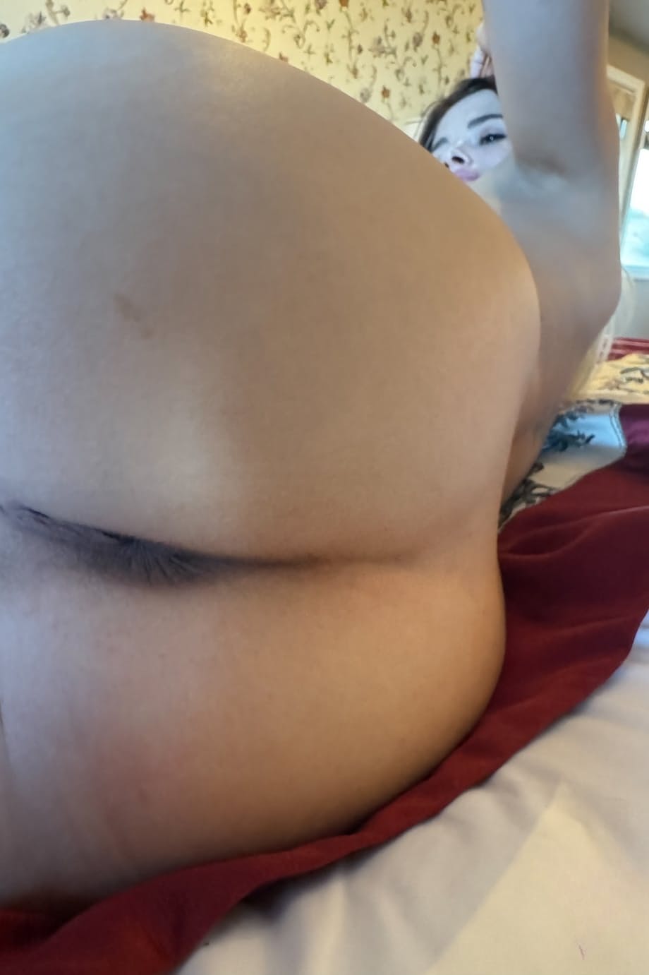 Nicole Nichols provoca del tutto nuda, mostrando la sua fica bagnata e le tette perfette dal balcone pubblico - 16