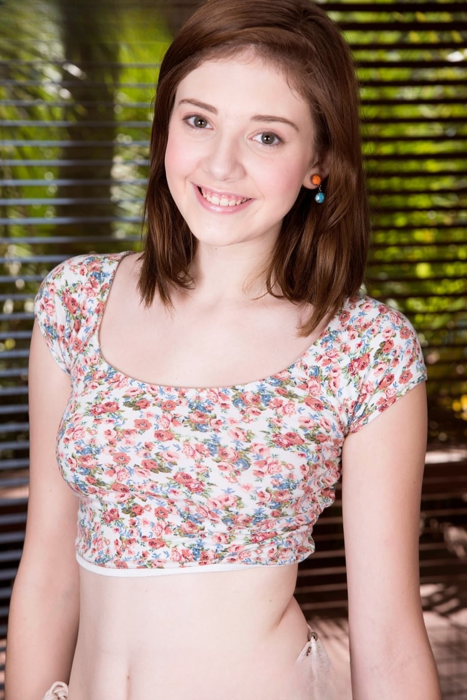Lena Anderson teen cicciottella martellata forte da un cazzo pulsante con un enorme sorriso - 1