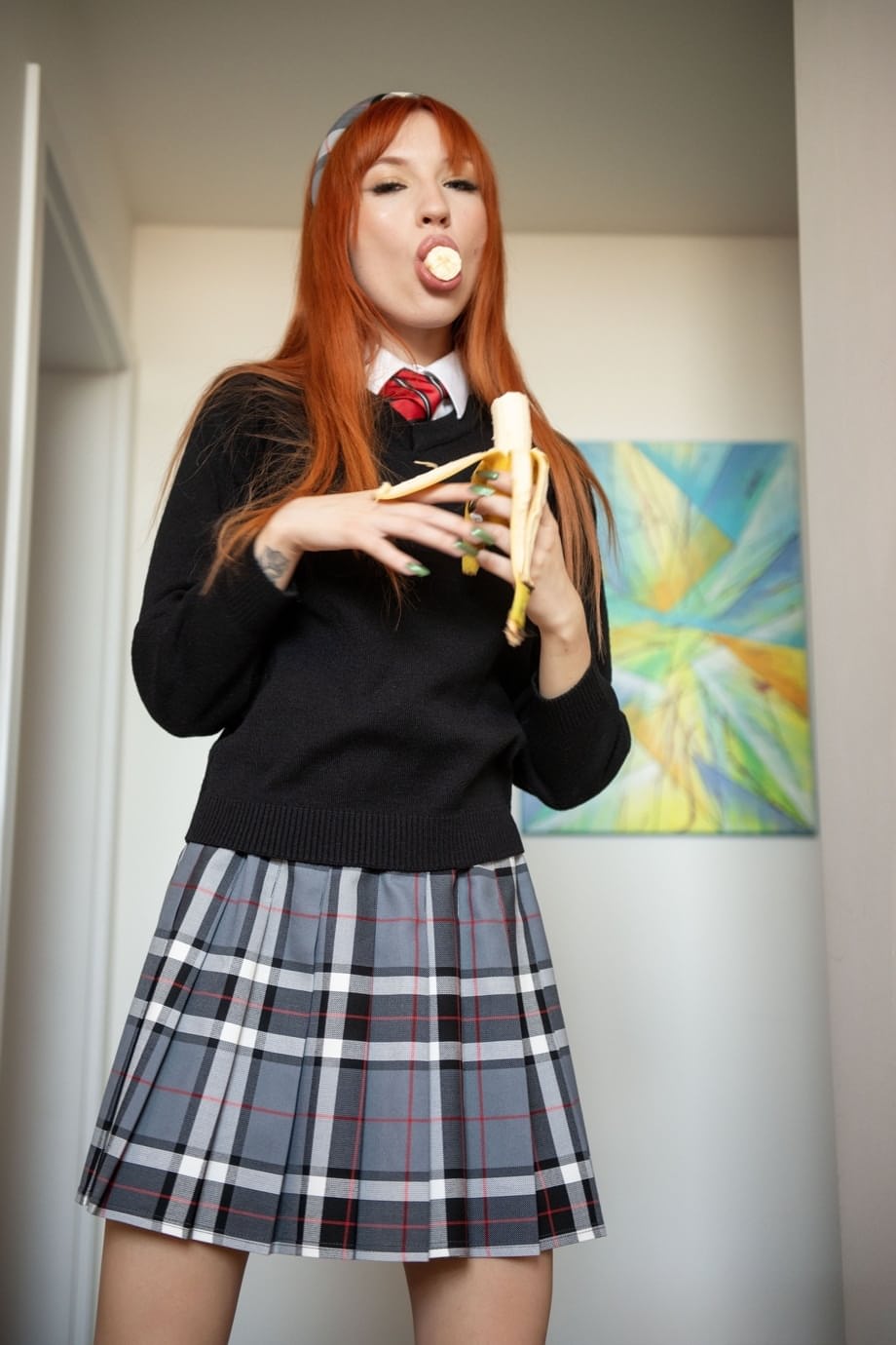 La focosa scolara dai capelli rossi Lilly Mays, in calze, si masturba con i tacchi a spillo. - 16