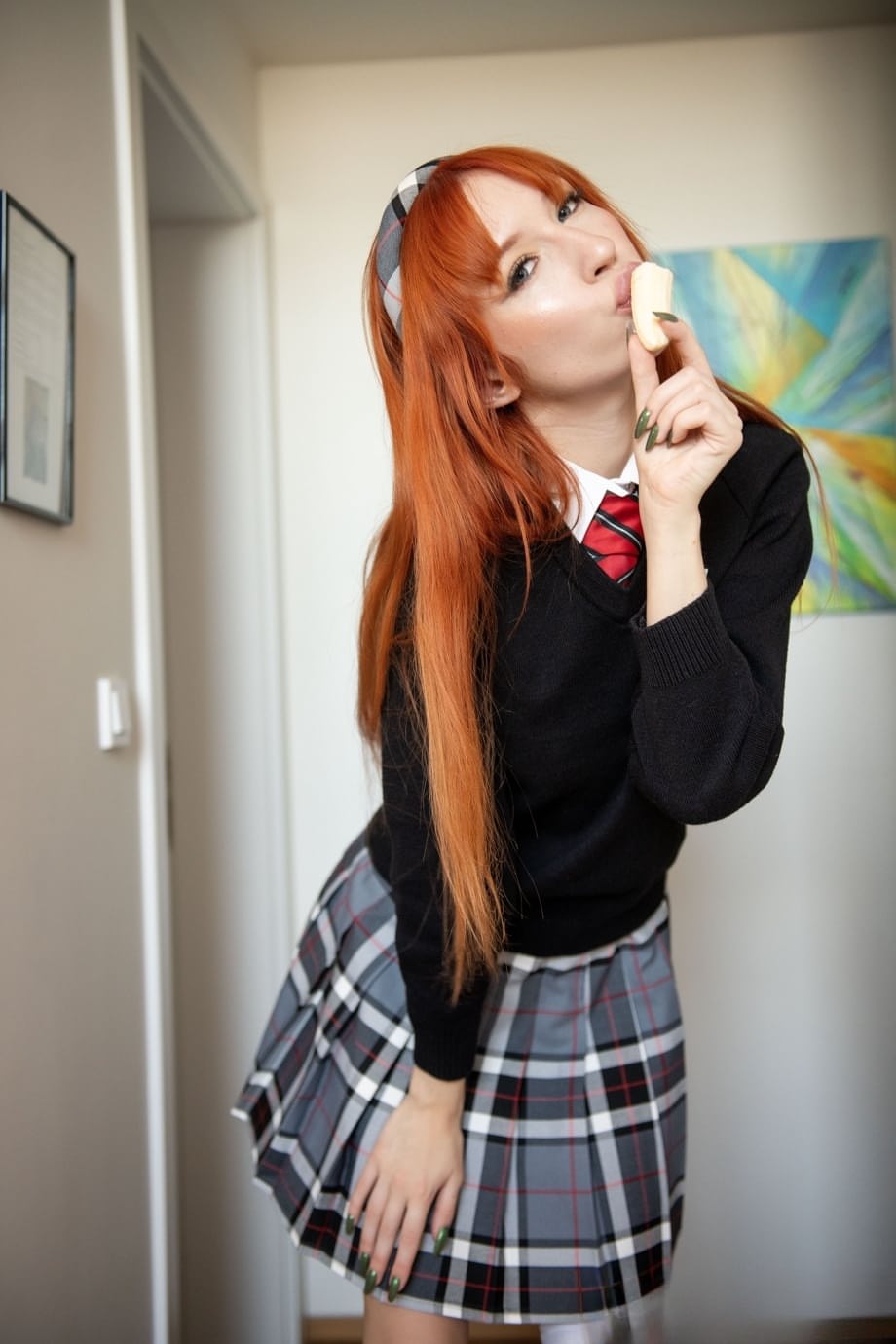 La focosa scolara dai capelli rossi Lilly Mays, in calze, si masturba con i tacchi a spillo. - 20