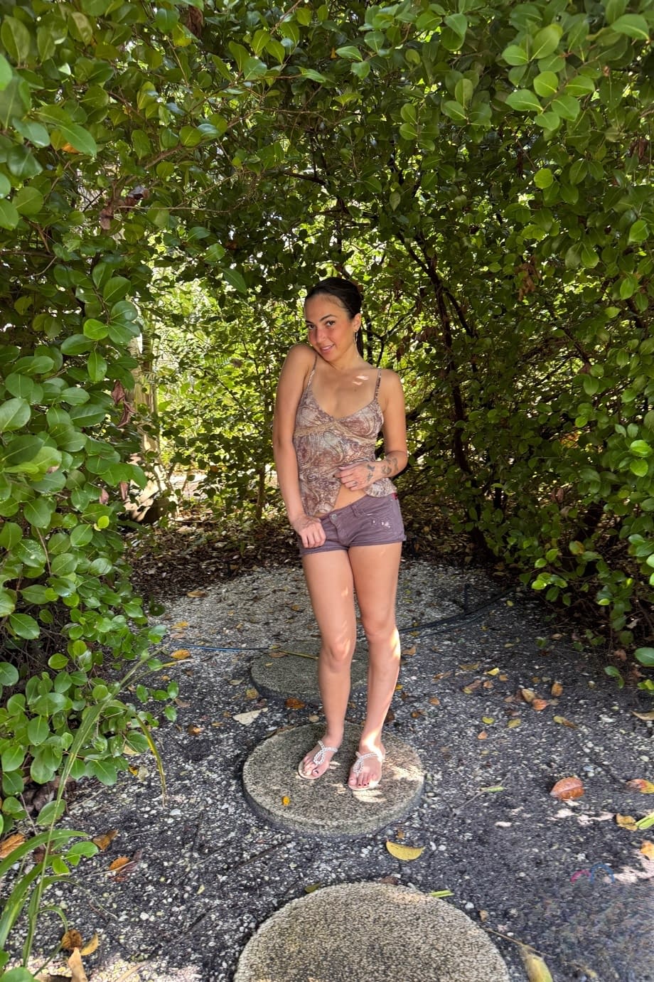 Mira Luv si toglie i vestiti e fa ballare quel grosso culo dopo il divertimento al parco - 10
