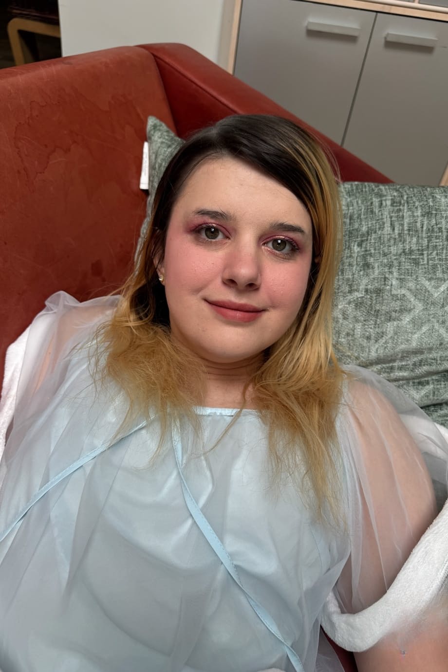 Dez Hansen nue exhibe sensuellement sa chatte dégoulinante avec des ongles écarlates - 2