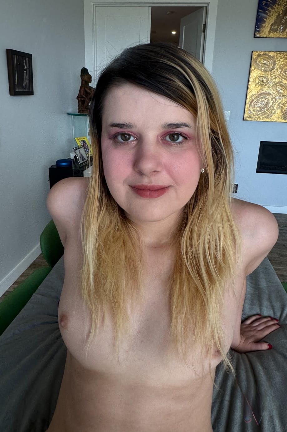 Dez Hansen nue exhibe sensuellement sa chatte dégoulinante avec des ongles écarlates - 7