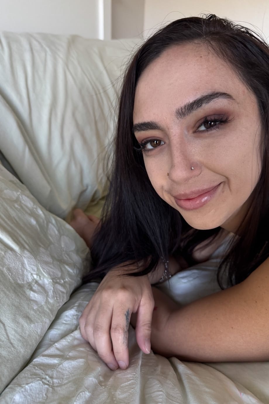 Jordan 1 se prend en selfie les jambes écartées, complètement nue après avoir enlevé chaque centimètre de vêtements - 9